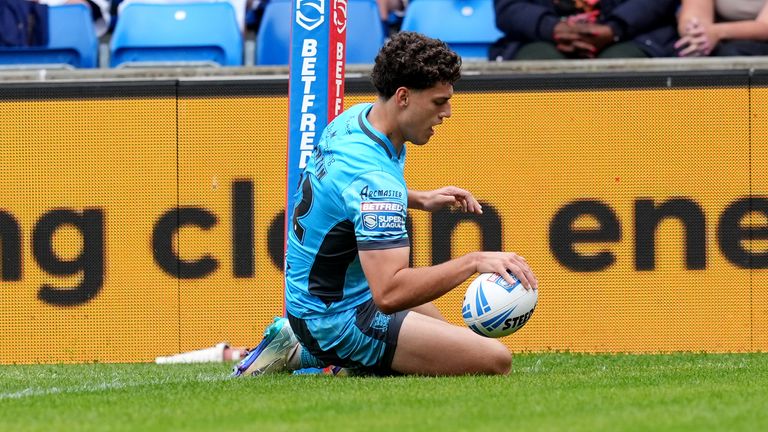 Lewis Martin crosses for a try